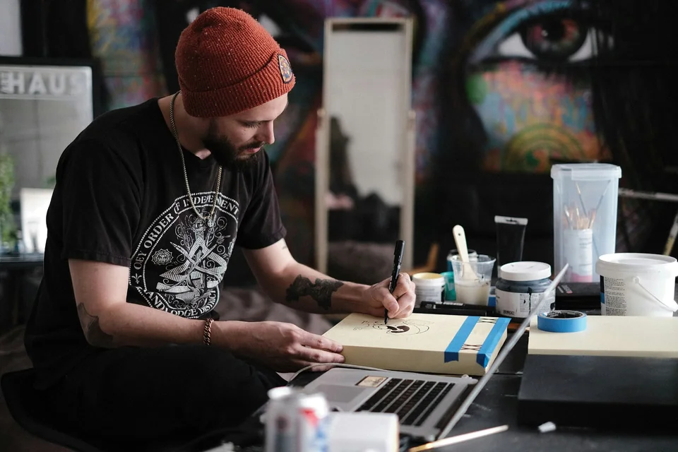 Artiste tatoueur préparant une prestation sur mesure dans son atelier