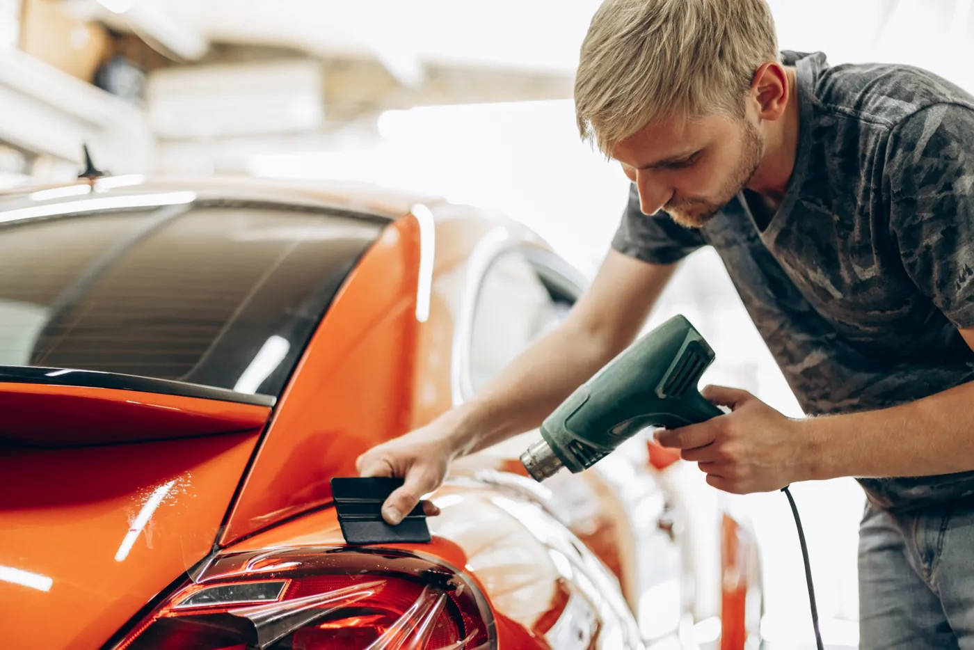 Pose d'un film de protection sur une voiture