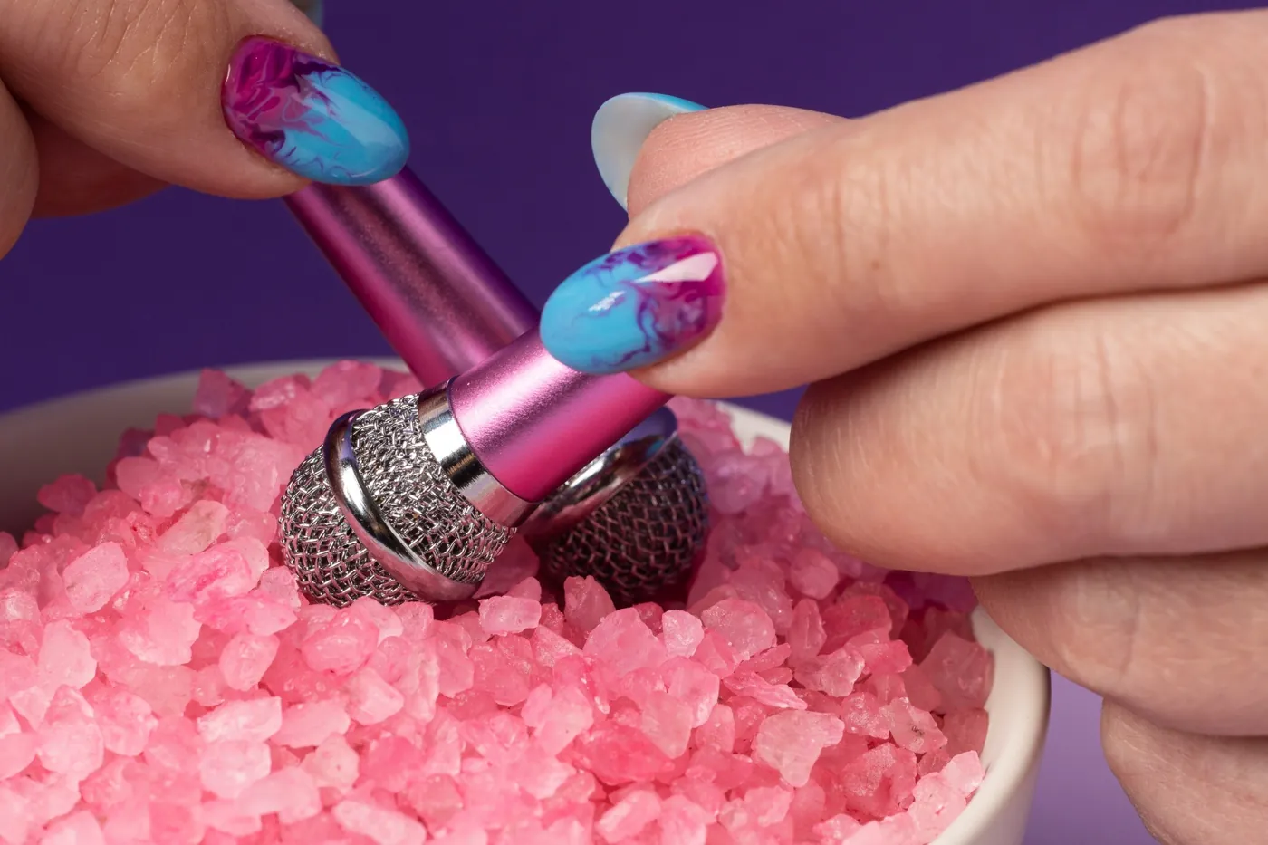 Nail art coloré réalisé en institut
