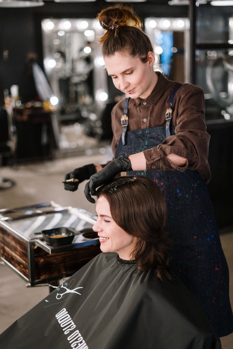 Coiffeuse avec sa cliente en salon